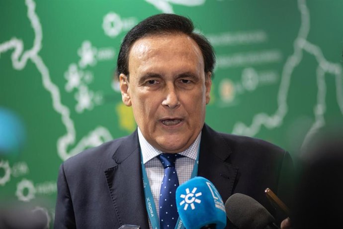 El consejero de Universidad, Investigación e Innovación  José Carlos Gómez Villamandos, durante la atención a medios en la pasada Feria Internacional de Defensa y Seguridad (Feindef).