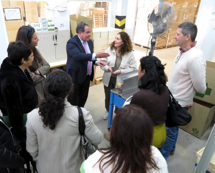 El delegado de Empleo, Empresa y Trabajo Autónomo, Juan Carlos Duarte, durante una visita a un Centro Especial de Empleo (CEE) .