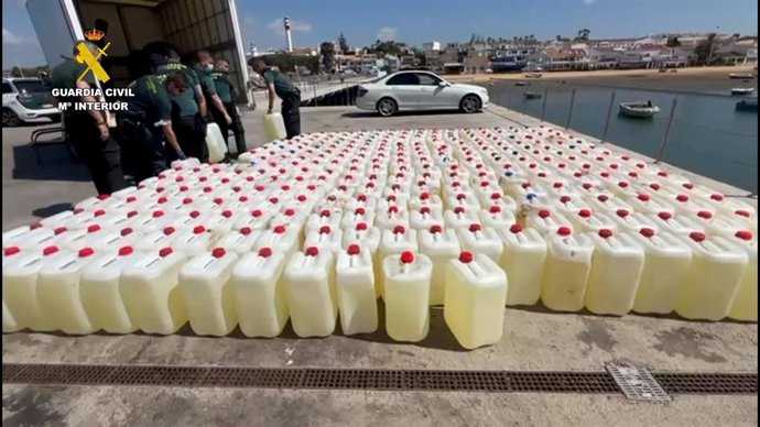 Garrafas de combustible intervenidas en un velero en el río Piedras, en Cartaya (Huelva).