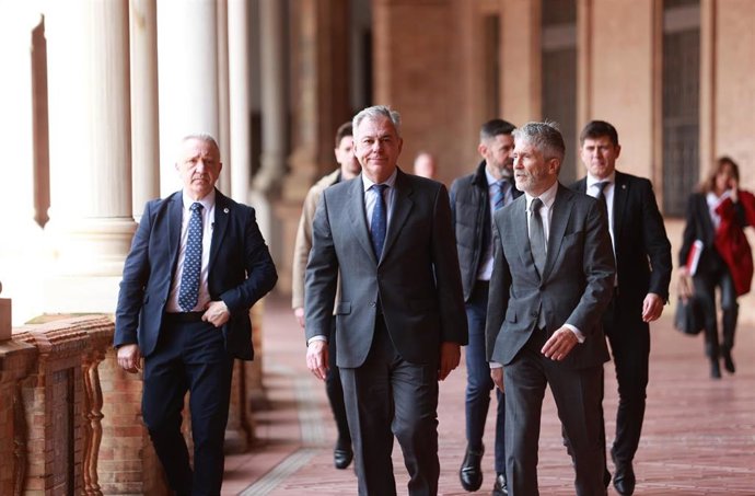 Archivo - El ministro del Interior, Fernando Grande-Marlaska (d), junto al alcalde de Sevilla, José Luis Sanz (i), en la reunión sobre el FpD4