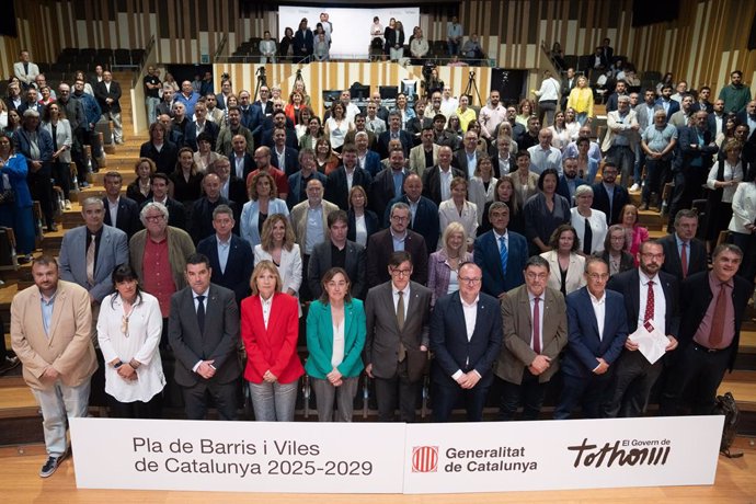 El president de la Generalitat, Salvador Illa, amb representants del món municipal