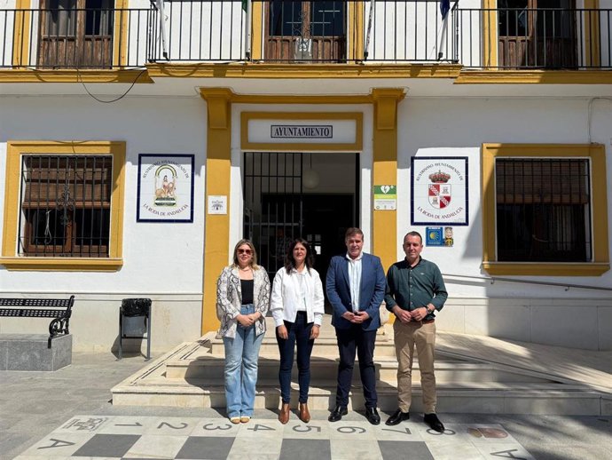 Visita a La Roda de la diputada provincial de Concertación, Marta Alonso, para mantener una reunión de trabajo con el alcalde, Juan José Carnerero