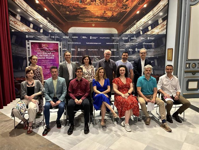 Foto de grupo de los integrantes del programa doble 'La Edad de Plata. Díptico español' que pone el broche final a la 36 Temporada Lírica del Teatro Cervantes con funciones el viernes 23 y el domingo 25 de mayo.