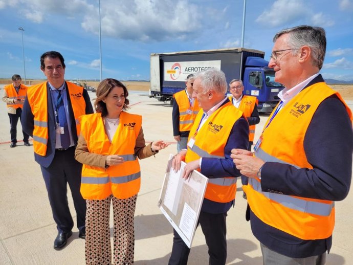 El presidente del Consorcio del Aeropuerto de Teruel, Octavio López, entre Emma Buj y Manuel Blasco, vicepresidenta y miembro del Consejo Rector, en la visita al nuevo espacio para estacionamiento de aviones.