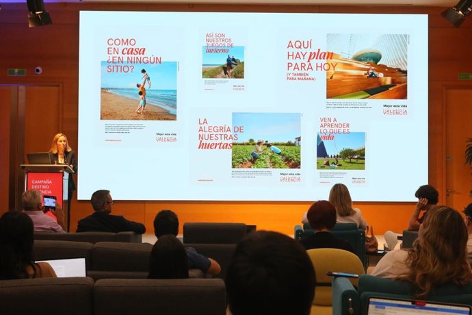 La edil de Turismo en València, Paula Llobet, presenta la nueva campaña de promoción de la ciudad, bajo el lema 'Mejor esta vida', y los datos turísticos de este destino correspondientes al primer trimestre de 2025.