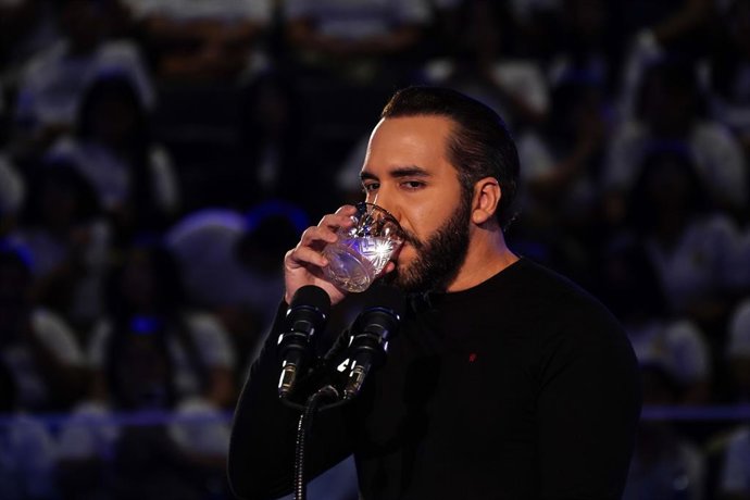 Archivo - Arquivo - 15 de março de 2025, San Salvador, El Salvador: O presidente de El Salvador, Nayib Bukele, bebe água durante um evento para anunciar um programa de bolsas de estudo. El Salvador entrará em seu terceiro ano em um Estado de Exceção para 