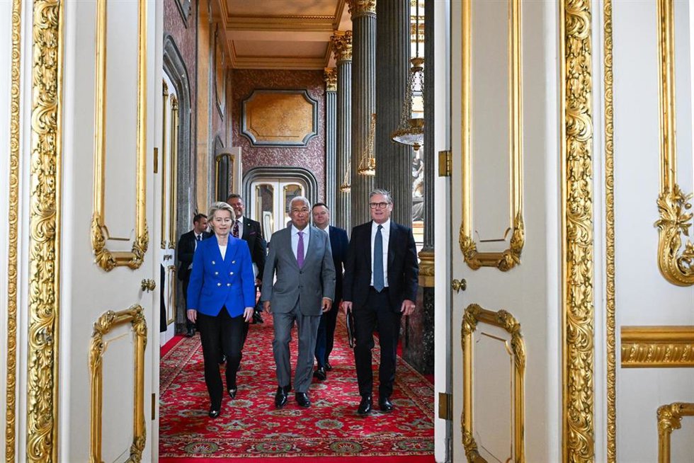 La presidenta de la Comisión Europea, Ursula von der Leyen, el presidente del Consejo Europeo, António Costa, y el primer ministro de Reino Unido, Keir Starmer, en la primera cumbre UE - Reino Unido desde el Brexit.