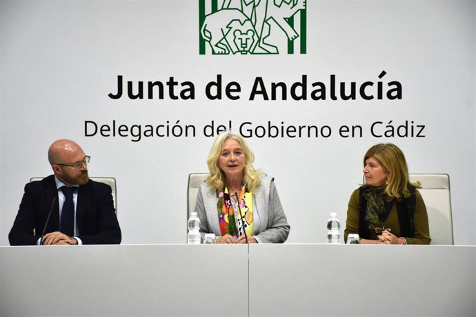 Archivo - La delegada de la Junta en Cádiz, Mercedes Colombo, y la delegada de Desarrollo Educativo y Formación Profesional, Isabel Paredes, en una imagen de archivo.