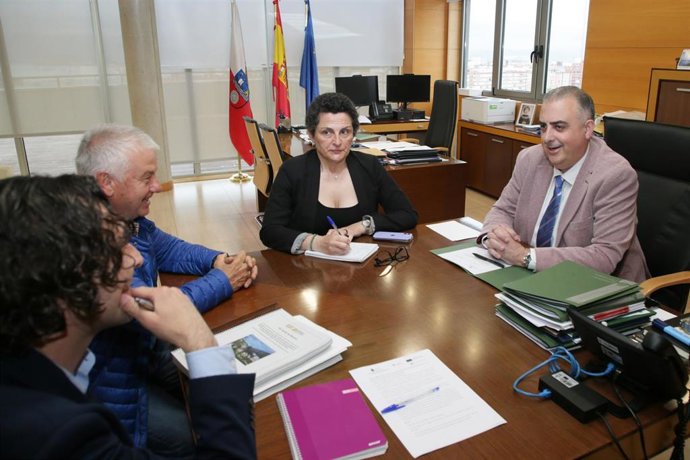 El consejero de Fomento, Vivienda, Ordenación del Territorio y Medio Ambiente, Roberto Media, se reúne con los alcaldes de El Astillero y Villaescusa