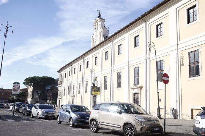 Archivo - 09 October 2020, Italy, Rome: People in vehicles wait their turn to make the coronavirus (COVID-19) test at San Giovanni Addolorata Hospital. Photo: Cecilia Fabiano/LaPresse via ZUMA Press/dpa