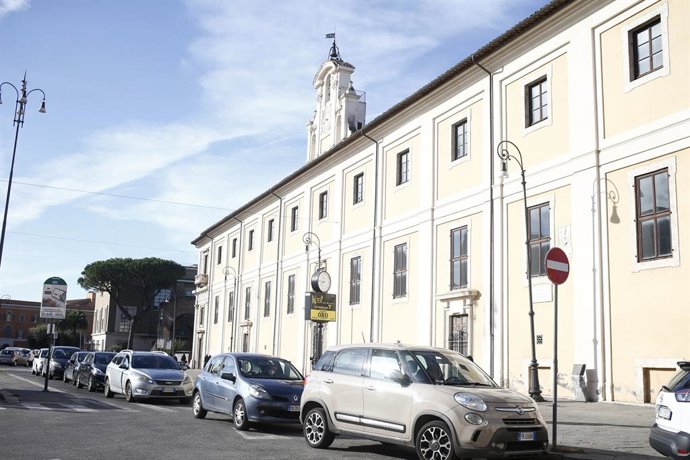 Archivo - Arquivo - 09 de outubro de 2020, Itália, Roma: Pessoas em veículos aguardam sua vez de fazer o teste de coronavírus (COVID-19) no Hospital San Giovanni Addolorata. Foto: Cecilia Fabiano/LaPresse via ZUMA Press/dpa