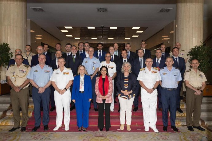 La ministra de Defensa, Margarita Robles, se reúne con una veintena de empresas del sector de la defensa.