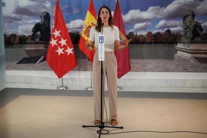 Archivo - La portavoz de Más Madrid en la Asamblea de Madrid, Rita Maestre, ofrece declaraciones a los medios tras un pleno en el Ayuntamiento de Madrid, a 23 de julio de 2024, en Madrid (España).