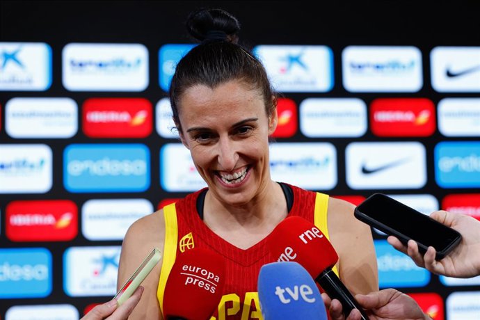 Alba Torrens participa de uma entrevista durante a apresentação oficial da Seleção Espanhola de Basquete Feminino para o Eurobasket no Centro "All in One" em 19 de maio de 2025, em Madri, Espanha.