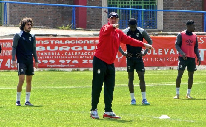 Víctor Valdés en su etapa como entrenador del Real Ávila CF