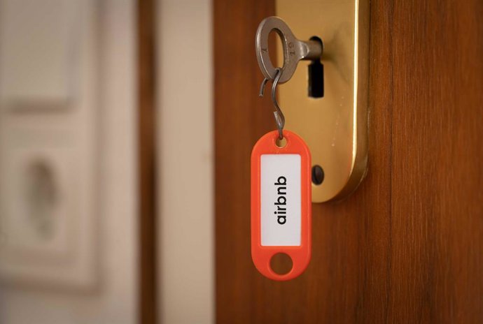 Archivo - Arxiu - FILED - 04 June 2020, Lower Saxony, Osnabueück: A key medal with "airbnb" written on it is seen on the lock of an Airbnb property. Online holiday rental platform Airbnb is banning hosts from setting up security cameras indoors, the San F