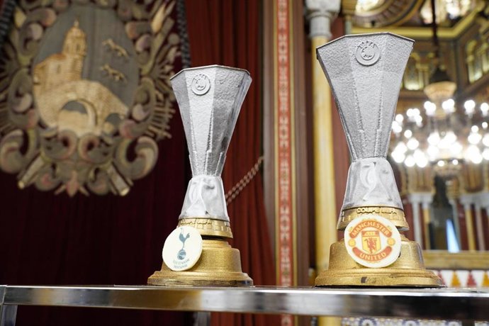 Réplica de copa de la UEFA Europa League elaborada en chocolate