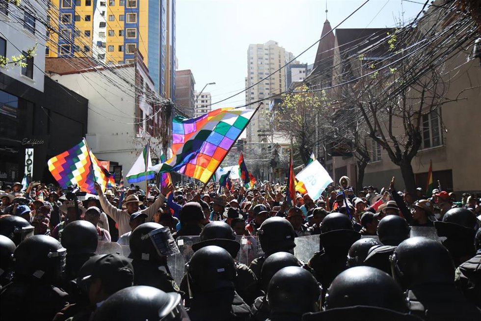 Manifestantes a favor del expresidente Evo Morales en la ciudad de La Paz
