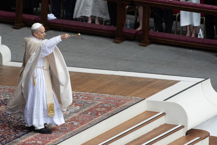 Vaticano, VATICANO: NO LIBRI** Itália, Roma, Vaticano 2025/5/18 O Papa Leão XIV conduz uma Santa Missa para o início de seu pontificado, na Praça de São Pedro, no Vaticano, Fotografia de ANDREA COLARIETI / Catholic Press Photo