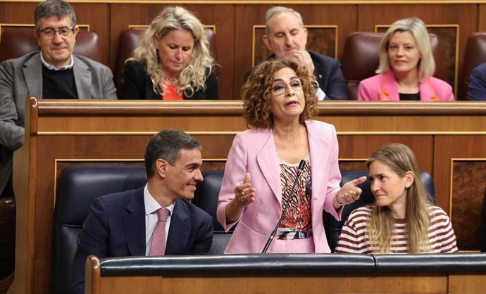 La vicepresidenta primera y ministra de Hacienda, María Jesús Montero, interviene durante una sesión de control al Gobierno en el Congreso de los Diputados, a 14 de mayo de 2025. (Foto de archivo).