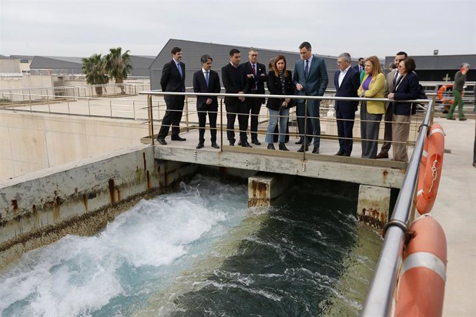 Archivo - Visita del presidente del Gobierno, Pedro Sánchez, a la planta desaladora de Torrevieja (Alicante) en febrero de 2024