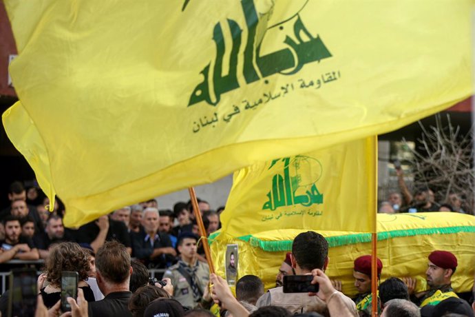 Archivo - 21 September 2024, Lebanon, Beirut: Pro-Iranian Hezbollah militants carry the coffin of one of three party commander of elite al-Radwan brigade, who were killed in an Israeli air raid attack on Beirut southern suburb, during the funeral processi