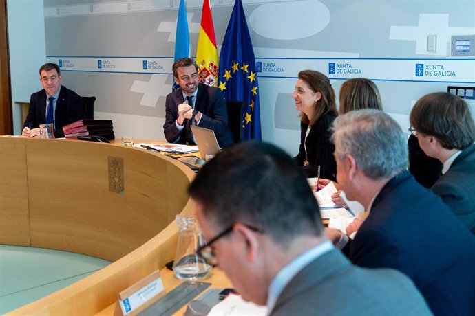 El conselleiro de Presidencia, Xustiza e Deportes, Diego Calvo, dirige la reunión del Consello de la Xunta del 19 de mayo de 2025.