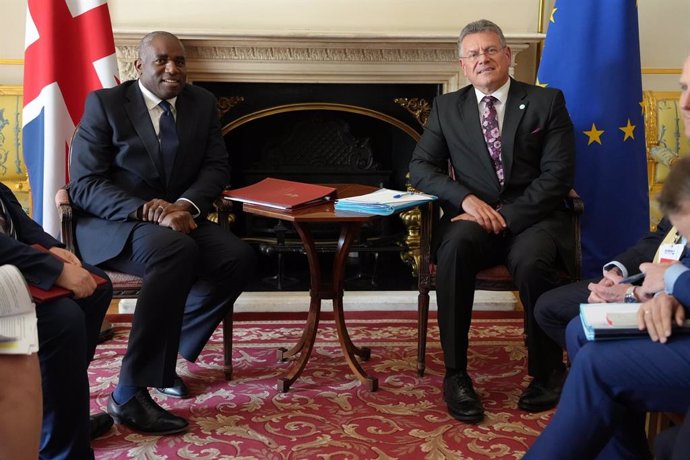 El ministro de Exteriores británico, David Lammy, y el comisario de Comercio y negociador de la UE para Reino Unido, Maros Sefcovic.