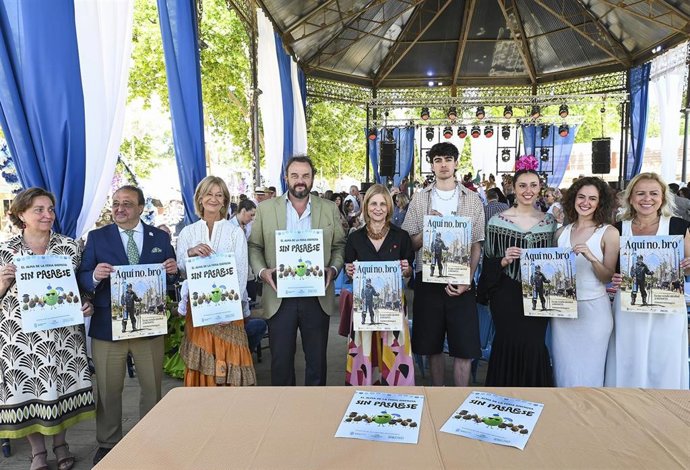La alcaldesa de Jerez y el director de Espirituosos de España presentando la campaña para prevenir el consumo de alcohol de menores en la Feria.