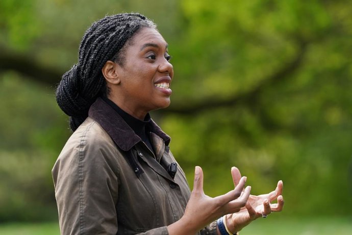 22 de abril de 2025, Reino Unido, Sevenoaks: A líder do Partido Conservador, Kemi Badenoch, dá entrevistas à mídia durante uma visita à Romshed Farm, em Sevenoaks, Kent, durante a campanha eleitoral local. Data da imagem: terça-feira, 22 de abril de 2025.