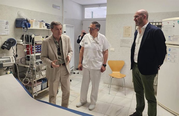 El conseller de Sanidad, Marciano Gómez, durante una visita al centro de salud de Castalla (Alicante)
