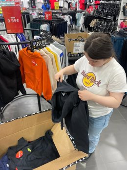 Una de las jóvenes, en una de las tiendas donde hace prácticas en Valladolid.