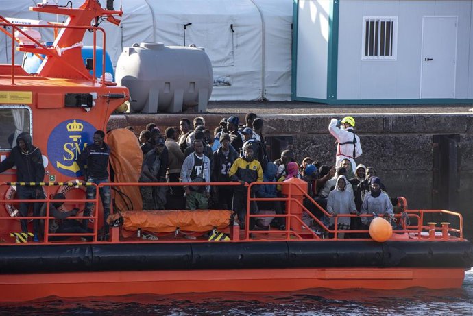 Archivo - Una lancha de Salvamento Marítimo tras el rescate de un cayuco a su llegada al Puerto de la Restinga, a 3 de diciembre de 2024, en El Hierro, Santa Cruz de Tenerife, Tenerife, Canarias (España). 