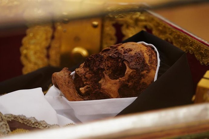 Detalle del cuerpo de Santa Teresa de Jesús durante el acto de apertura de veneración pública, en el Convento Padres Carmelitas Descalzos, a 11 de mayo de 2025, en Alba de Tormes, Salamanca.