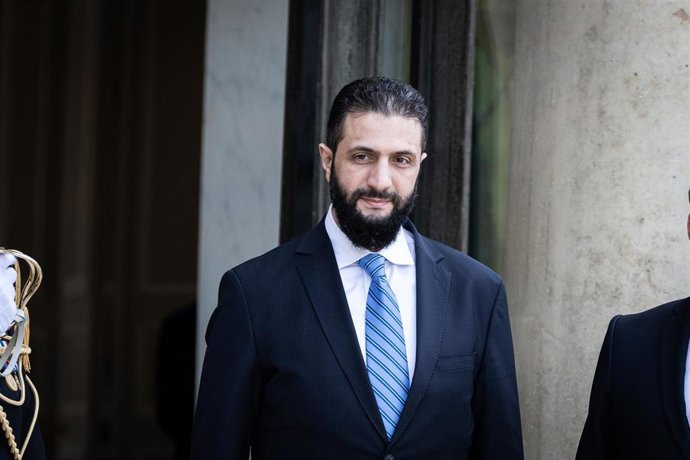 Imagen de archivo del presidente de transición de Siria, Ahmed al Shara, en la entrada del Elíseo