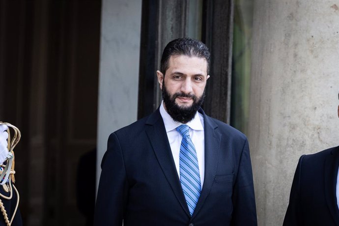 Imagen de archivo del presidente de transición de Siria, Ahmed al Shara, en la entrada del Elíseo