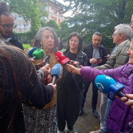 Garmendia atiende a los medios de comunicación antes de participar en una jornada informativa sobre el nuevo reglamento de extranjería