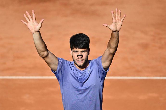 Carlos Alcaraz, da Espanha, comemora após vencer Lorenzo Musetti, da Itália, durante o torneio de tênis Internazionali BNL d'Italia, Masters 1000, em 16 de maio de 2025, no Foro Italico, em Roma, Itália - Foto Domenico Cippitelli / LiveMedia / DPPI