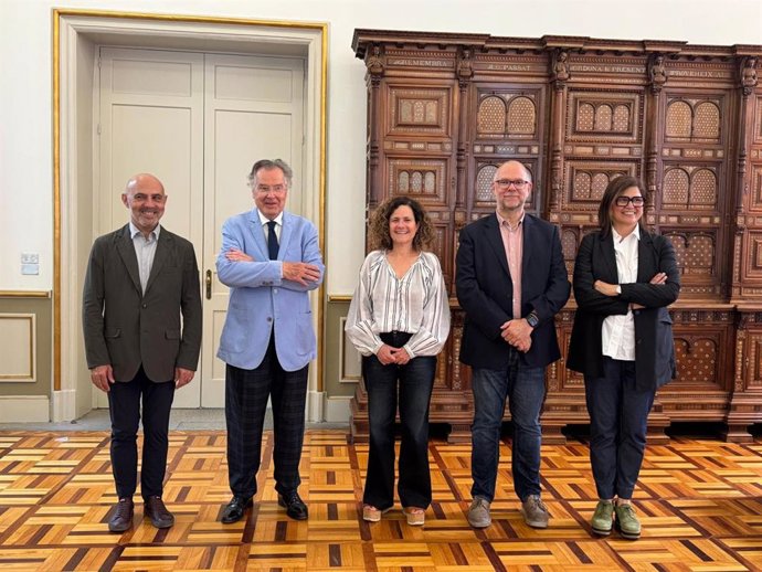 Firma de la cesión del fondo de Santiago Vilanova al ANC