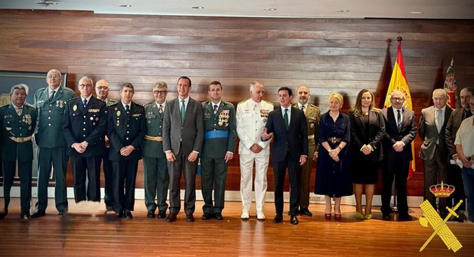 Autoridades y mandos posan en el acto por el 181 aniversario de la Guardia Civil en Almería.