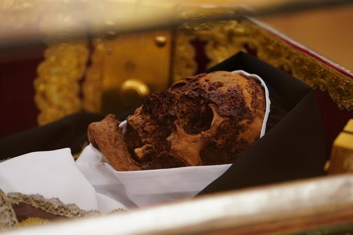 Detalhe do corpo de Santa Teresa de Jesus durante a cerimônia de abertura da veneração pública no Convento Padres Carmelitas Descalzos, em 11 de maio de 2025, em Alba de Tormes, Salamanca, Castilla y León (Espanha). Esta é a segunda vez que o taco é exibi