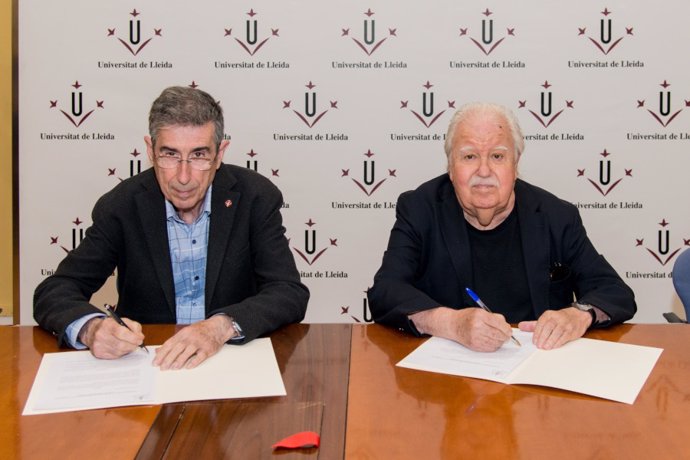 Puy i Oró durant la signatura