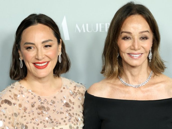 Archivo - Tamara Falcó e Isabel Preysler asisten a la entrega de los Premios Mujerhoy 2024, a 29 de octubre de 2024, en Madrid (España).