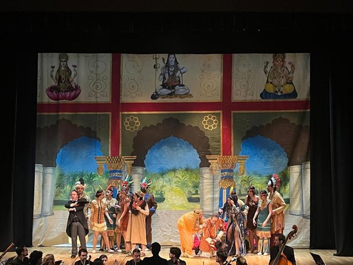 La Compañía Sevillana de Zarzuela interpreta la zarzuela del siglo XIX 'El Dúo de la Africana'.