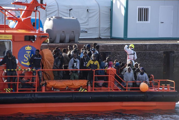 Archivo - Arxiu - Una llanxa de Salvament Marítim després del rescat d'una piragua a la seua arribada al Port de la Restinga, a 3 de desembre de 2024, en El Ferro, Santa Cruz de Tenerife, Tenerife, Canàries (Espanya). 