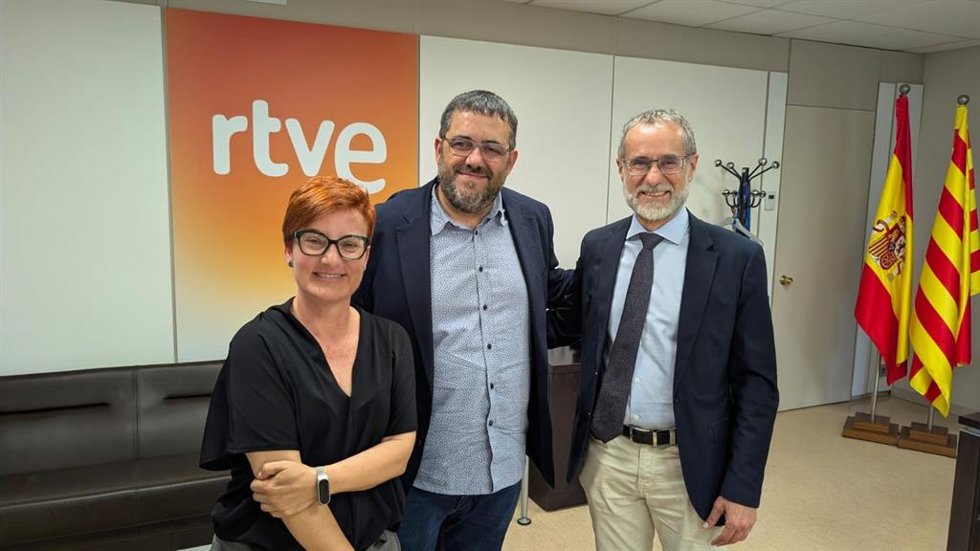 El diputado de Sumar-MÉS en el Congreso, Vicen Vidal, con los miembros del Consejo de Administración de RTVE Sergi Sol y Marta Ribas.