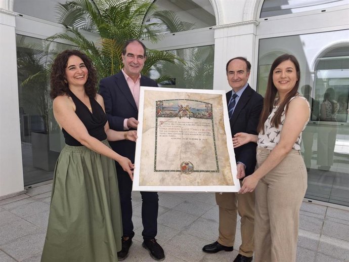 El presidente de la APBA, Gerardo Landaluce, con el pergamino recuperado de 1913.