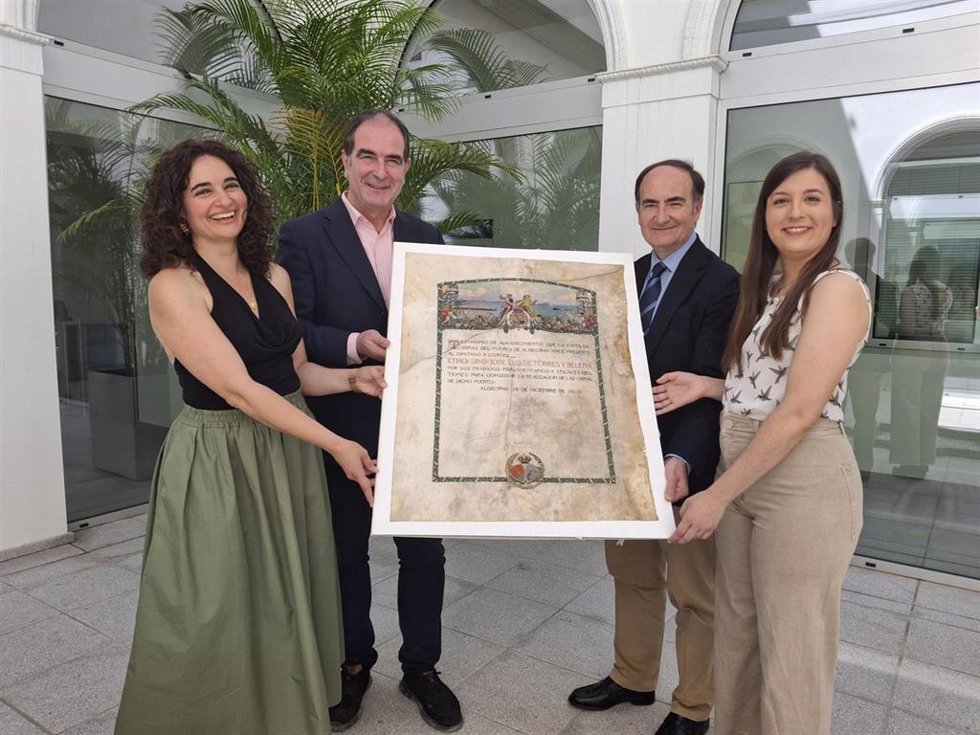 El presidente de la APBA, Gerardo Landaluce, con el pergamino recuperado de 1913.