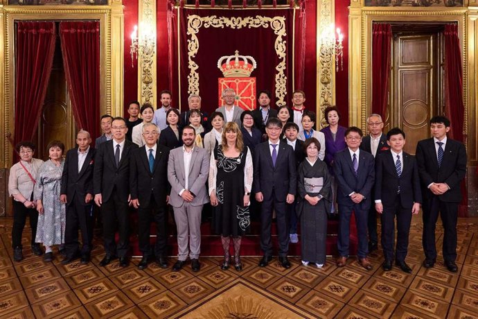 Una delegación japonesa del Ayuntamiento de Yamaguchi encabezada por su alcalde, Kazuki Ito, recibida en el Palacio de Navarra por la vicepresidenta segunda del Gobierno foral y consejera de Memoria y Convivencia, Acción Exterior y Euskera, Ana Ollo.