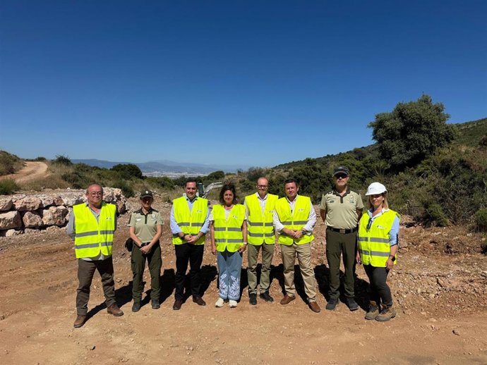 La consejera de Sostenibilidad y Medio Ambiente, Catalina García, durante una visita a los trabajos que se están llevando a cabo para el acondicionamiento y mejora de la vía pecuaria 'Colada de las Minas'.